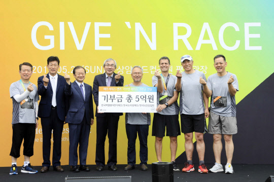 메르세데스벤츠 사회공헌위원회가 27일 서울 상암월드컵공원 평화 광장에서 개최한 '기브앤레이스'에서 참가비 전액을 포함한 기금 5억원을 한국백혈병어린이재단, 한국소아암재단, 한국뇌전증협회에 전달했다. 왼쪽부터 배기영 메르세데스-벤츠 사회공헌위원회 부의장, 이성희 한국소아암재단 이사, 신희영 한국백혈병어린이재단 이사, 김흥동 한국뇌전증협회 회장, 박두준 아이들과미래재단 상임이사, 디미트리스 실라키스 메르세데스-벤츠 사회공헌위원회 의장, 손영호 메르세데스벤츠 코리아 공식 딜러 모터원 대표, 이상현 메르세데스-벤츠 사회공헌위원회 위원.  <메르세데스-벤츠 코리아 제공>